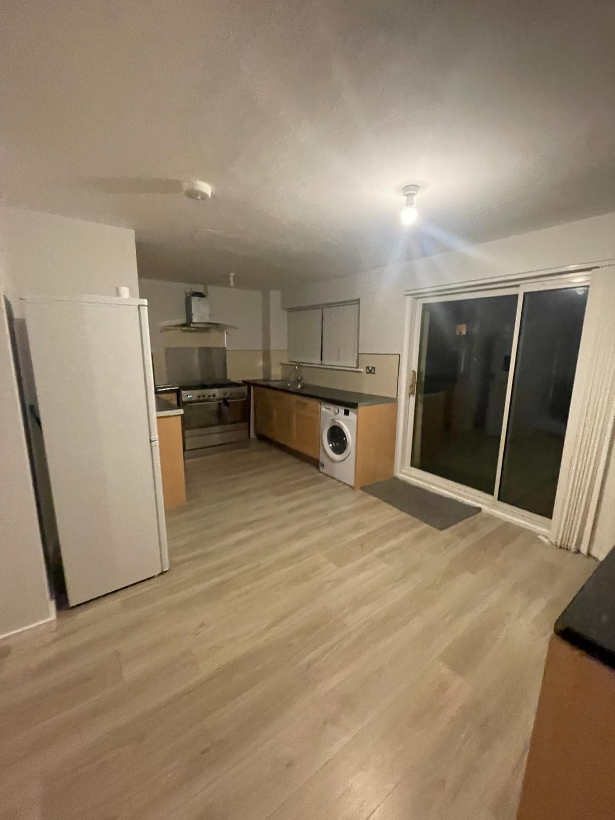 Modern 4-Bedroom Detached Villa in Irvine - Image 3